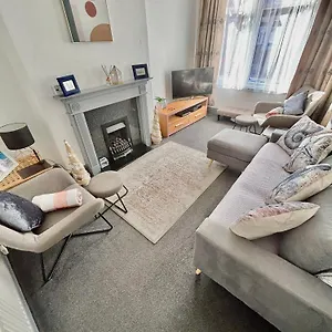Holiday home Entire In With Free Parking And A Private Patio Garden